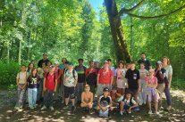 Gruppe aus Kindern und Erwachsenen im Wald