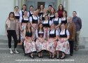 Gruppenbild der vorwiegend weiblichen Personen in Tracht