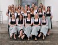 Gruppenbild der vorwiegend weiblichen Personen in Tracht