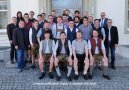 Gruppenbild der vorwiegend männlichen Personen in Tracht