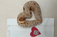 Herzförmige Brezel und Tüte mit QR-Code-Aufdruck