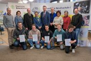 Menschen vor Plakatwand