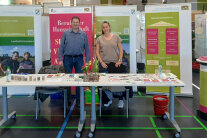Zwei Personen vor Infostand
