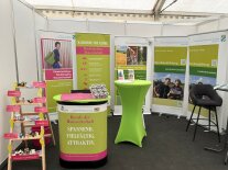 Messetheke, Stehtisch und Rollups in einer Halle