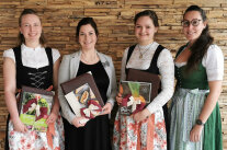4 Frauen stehen nebeneinander