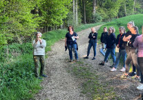 Frauengruppe an Waldrand