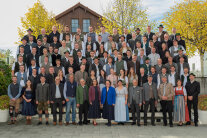 Festlich gekleidete Personengruppe