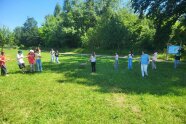 Gruppe aus Kindern und Erwachsenen im Wald