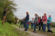 Personengruppe vor Wald