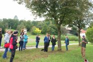 Personengruppe auf einer Wiese