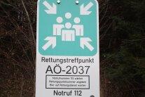 Schild eines Rettungstreffpunkts der Rettungskette Forst