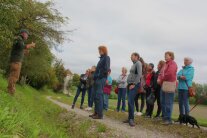Personengruppe vor Wald