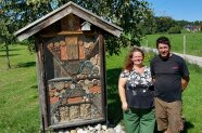 Frau und Mann vor Insektenhotel