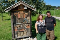 Frau und Mann vor Insektenhotel